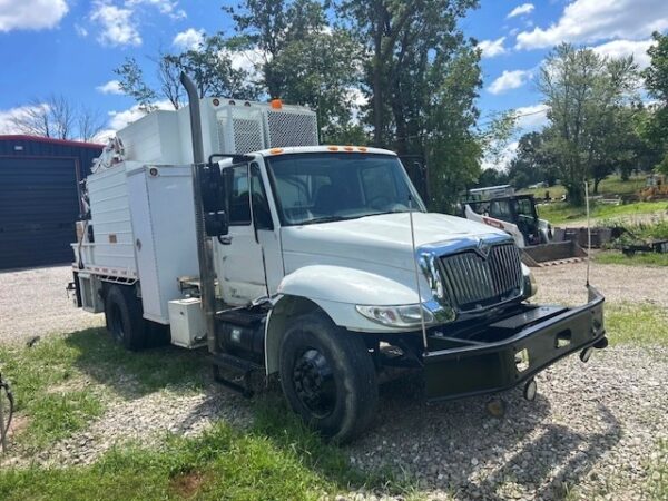 (2007) INTERNATIONAL MODEL 4300SBA 4X2 MEDIUM DUTY SERVICE TRUCK W/ 62,800 MILES