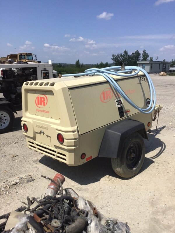 (2006) INGERSOL-RAND P185 PORTABLE/TOWABLE AIR COMPRESSOR W/ 82 HOURS - Image 2