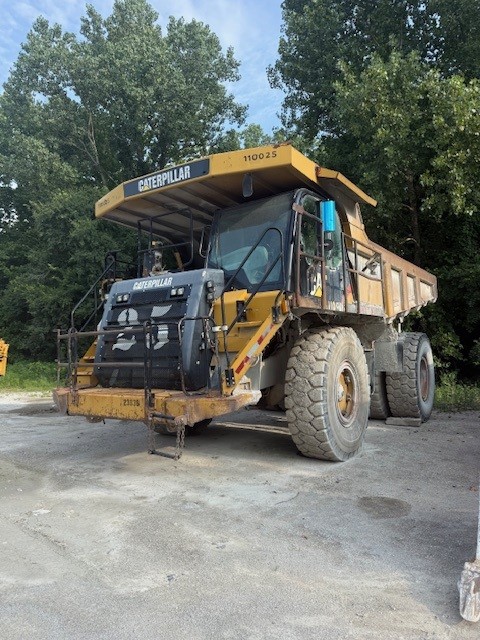 (2010) CAT 773F HAUL TRUCK WITH 35,524 HRS. GOOD TIRES, RUNS GOOD.